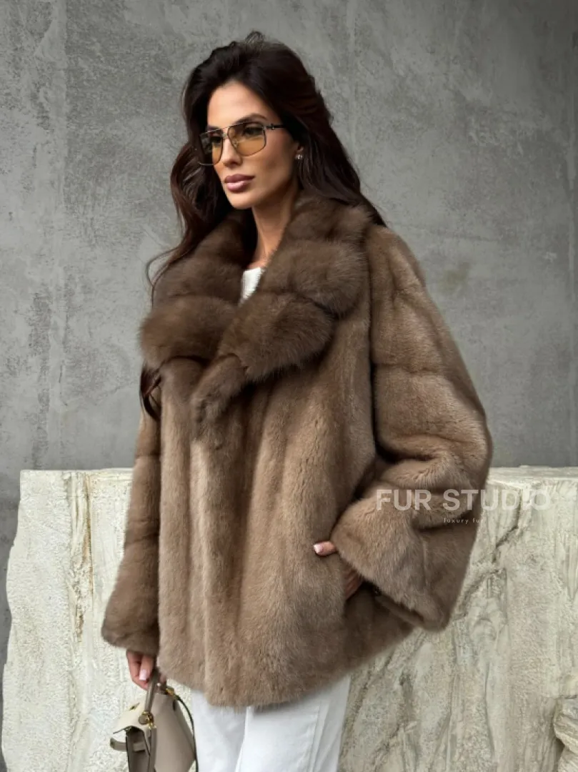 Короткая норковая шуба с воротником куницы - фото 9