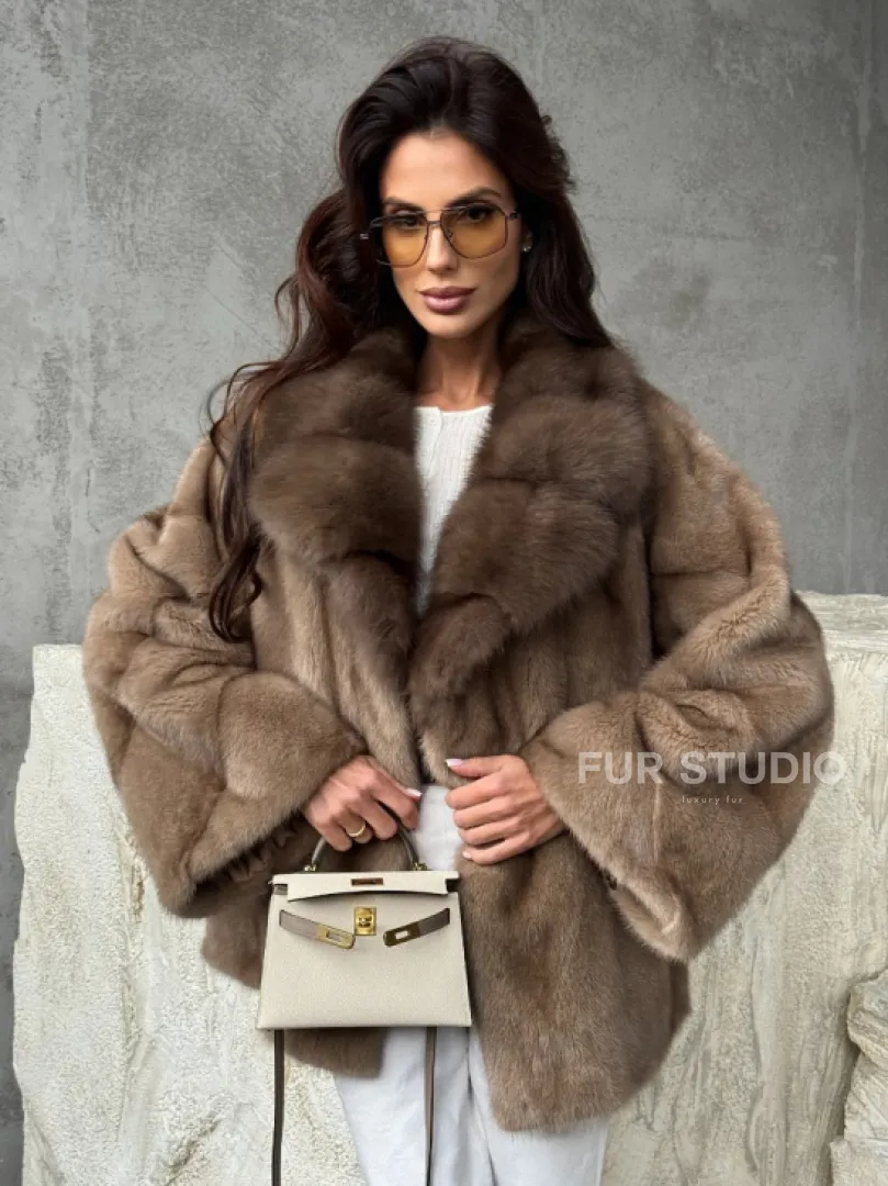 Короткая норковая шуба с воротником куницы