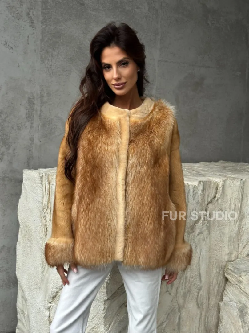 Норковый жакет с отделкой из меха енота
