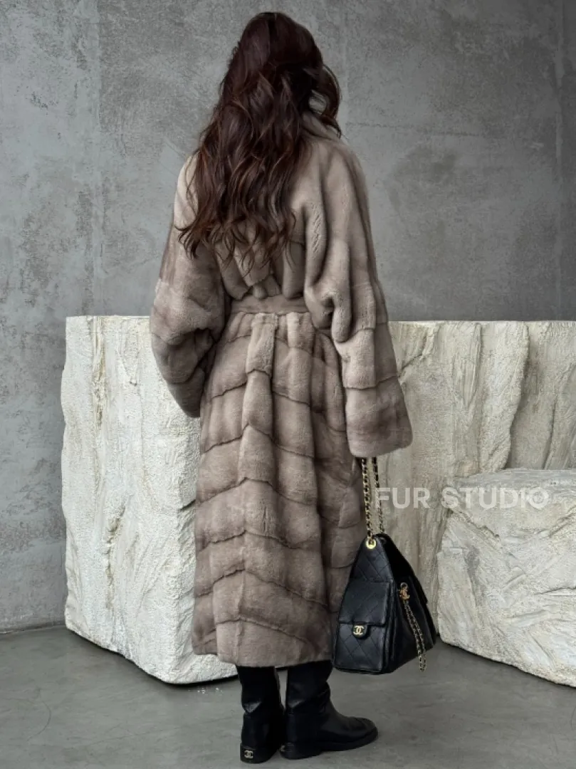 Удлинённая норковая шуба с поясом - фото 3