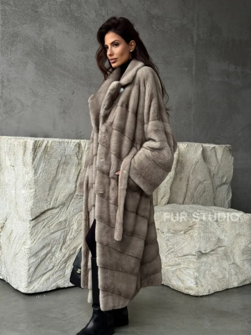 Удлинённая норковая шуба с поясом - фото 8