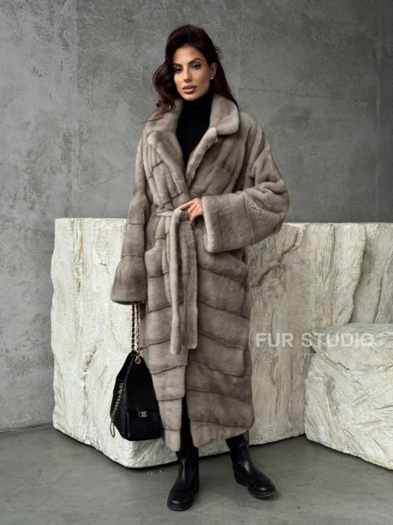 Удлинённая норковая шуба с поясом - фото 10