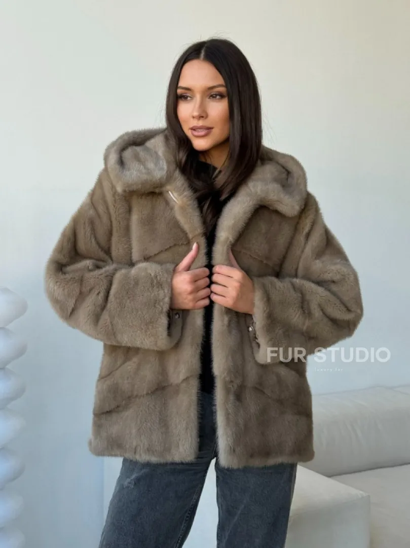 Короткая  норковая шуба с капюшоном