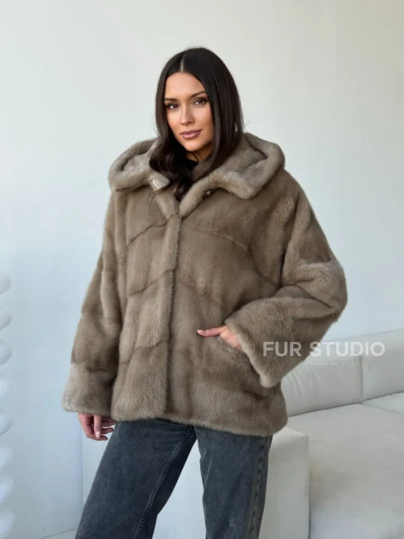 Короткая  норковая шуба с капюшоном