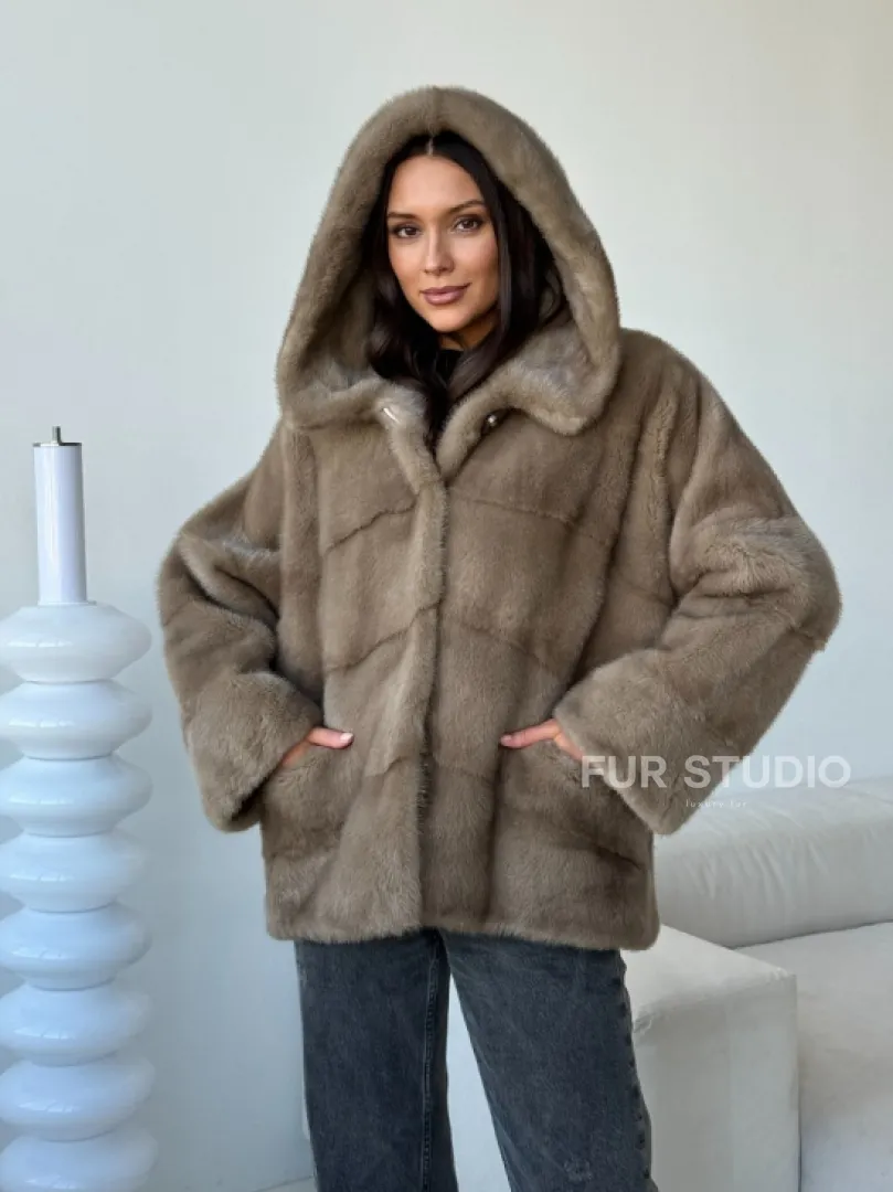 Короткая  норковая шуба с капюшоном