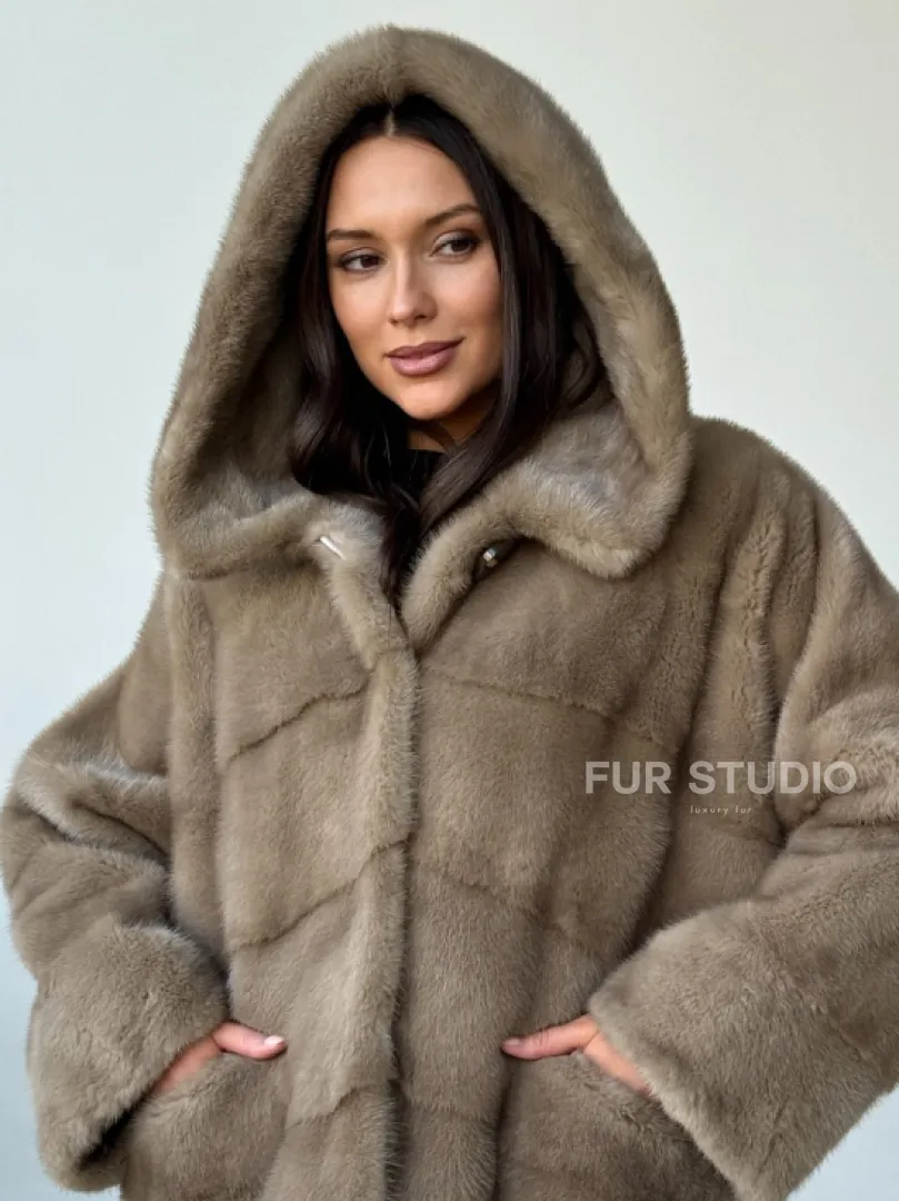 Короткая  норковая шуба с капюшоном