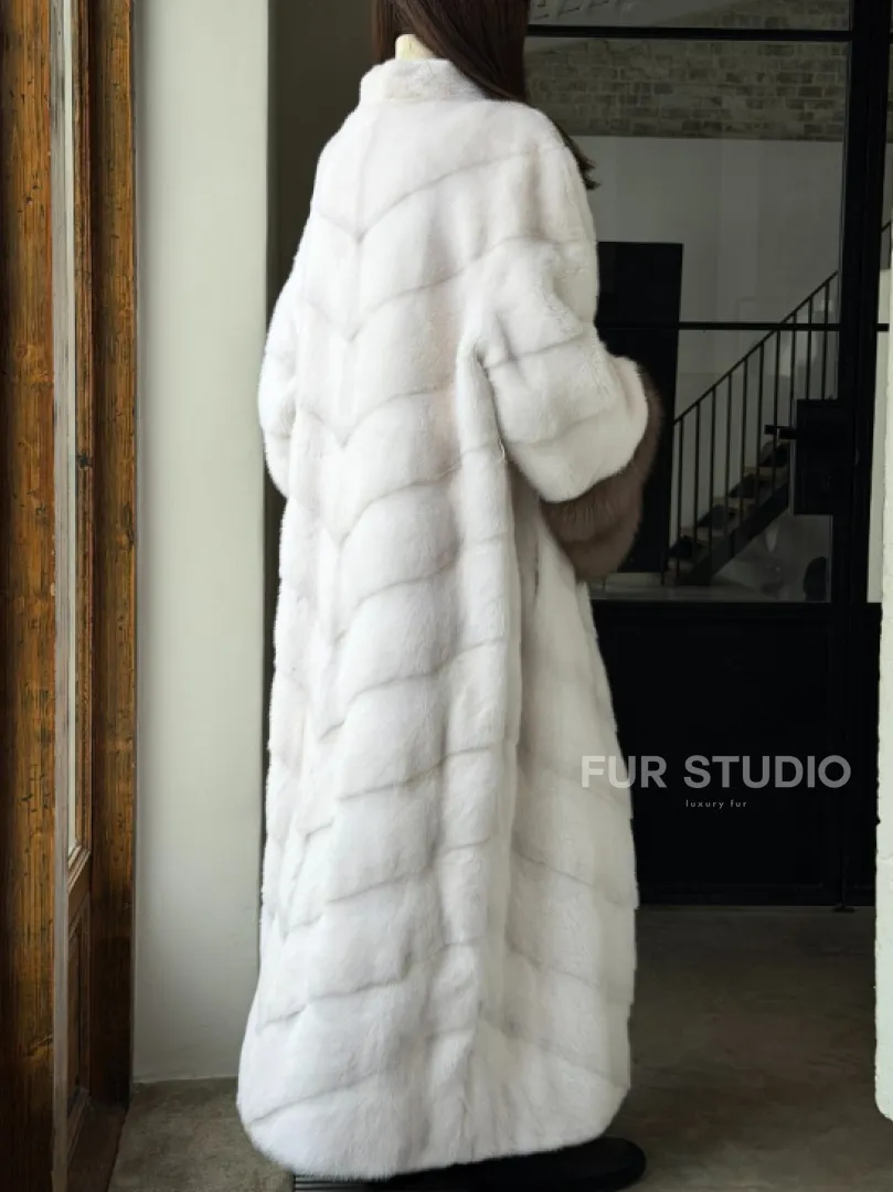 Белая норковая шуба с манжетами из меха куницы - фото 2