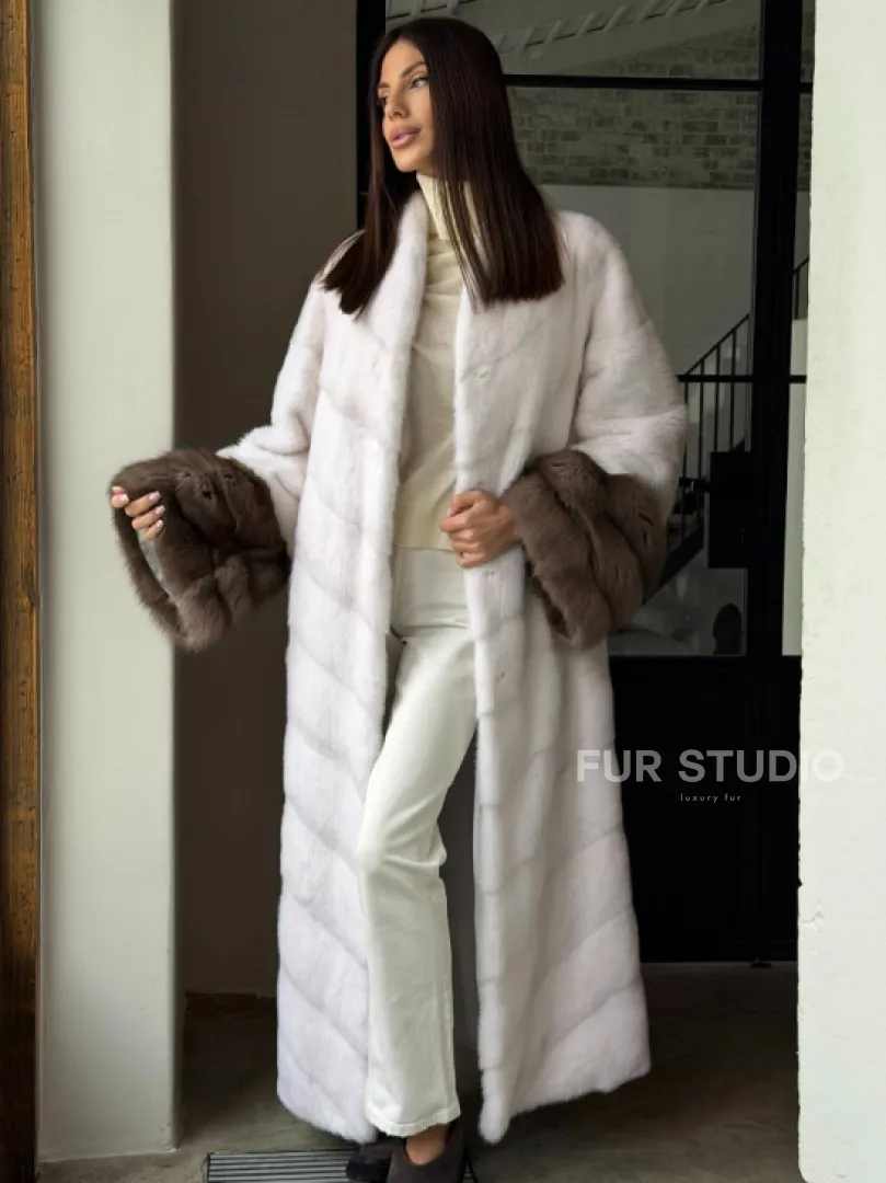 Белая норковая шуба с манжетами из меха куницы - фото 9