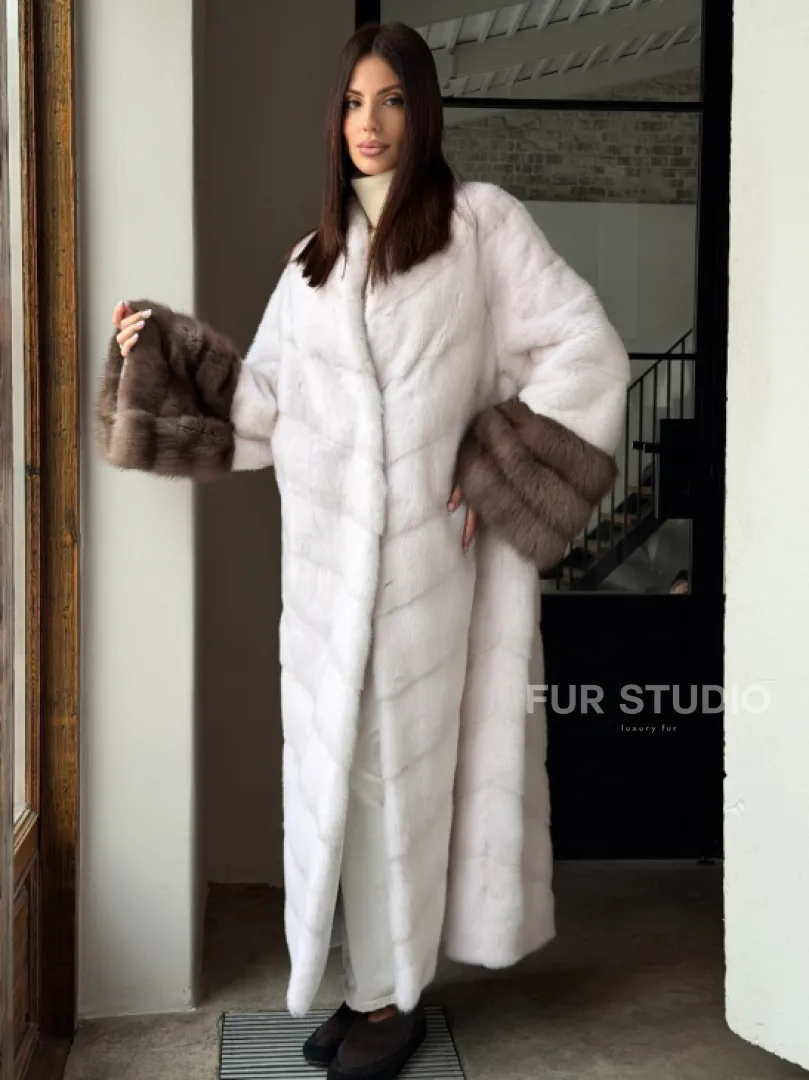 Белая норковая шуба с манжетами из меха куницы - фото 13