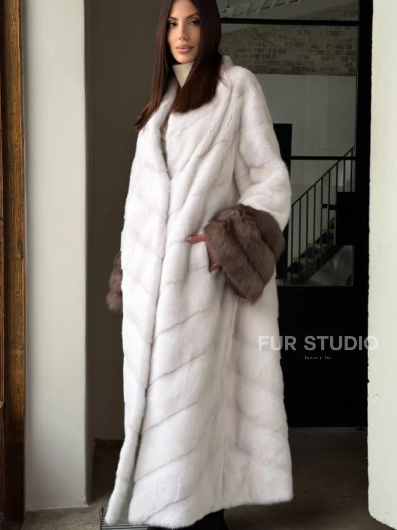 Белая норковая шуба с манжетами из меха куницы - фото 3