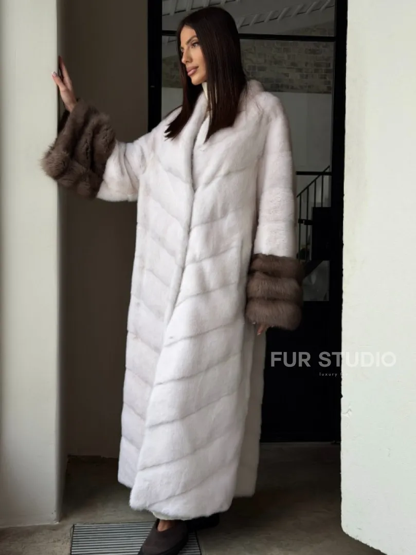 Белая норковая шуба с манжетами из меха куницы - фото 12