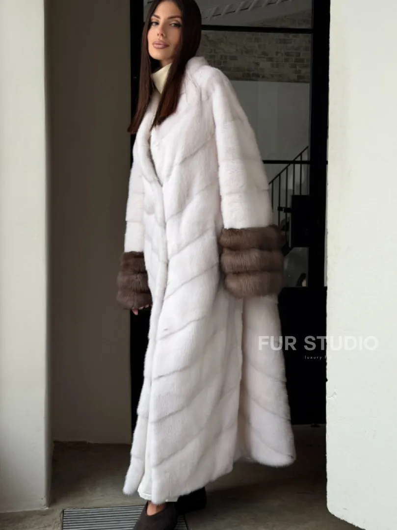 Белая норковая шуба с манжетами из меха куницы - фото 4