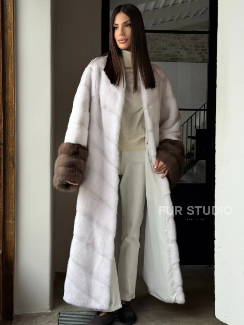 Белая норковая шуба с манжетами из меха куницы - фото 0