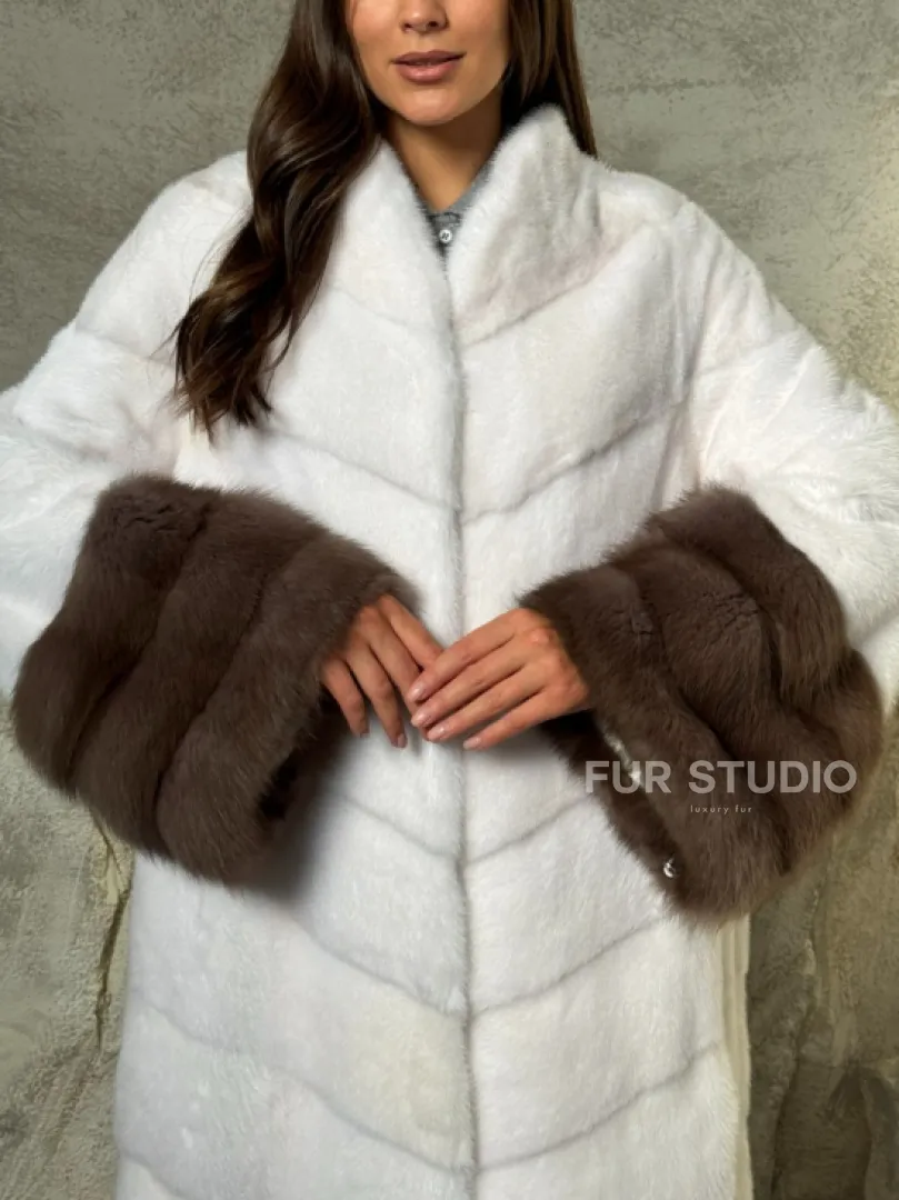 Белая норковая шуба с манжетами из меха куницы