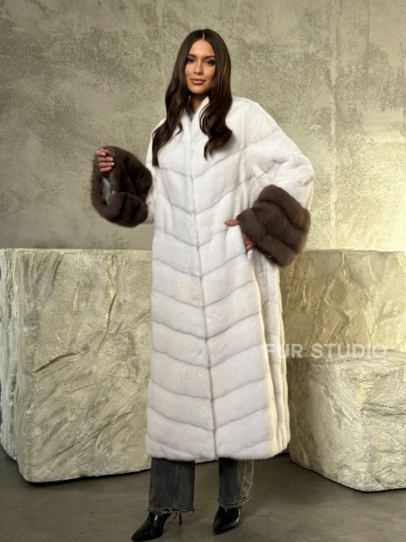Белая норковая шуба с манжетами из меха куницы