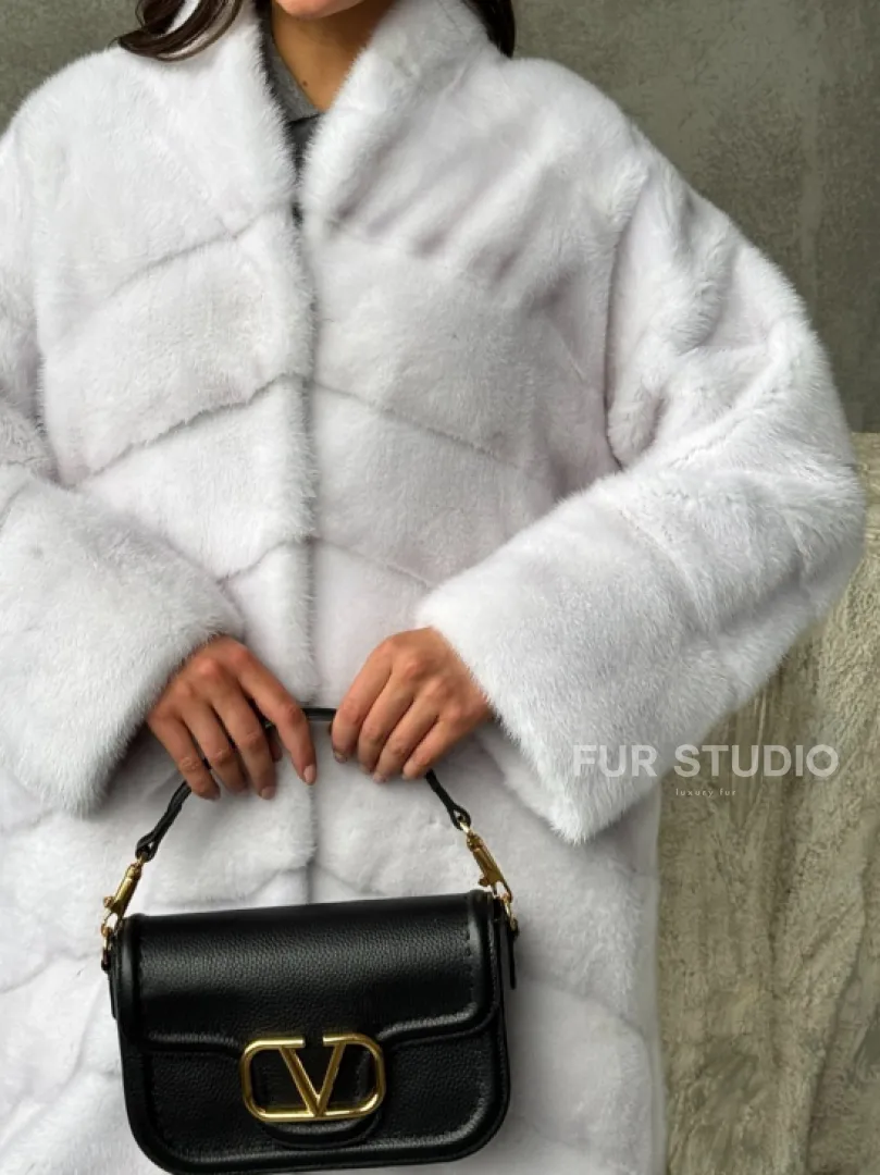 Белая норковая шуба с V-образным воротником