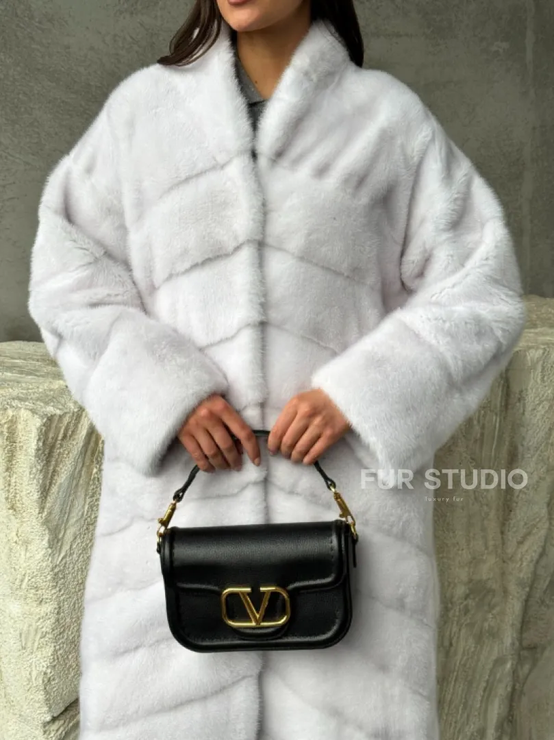 Белая норковая шуба с V-образным воротником - фото 3