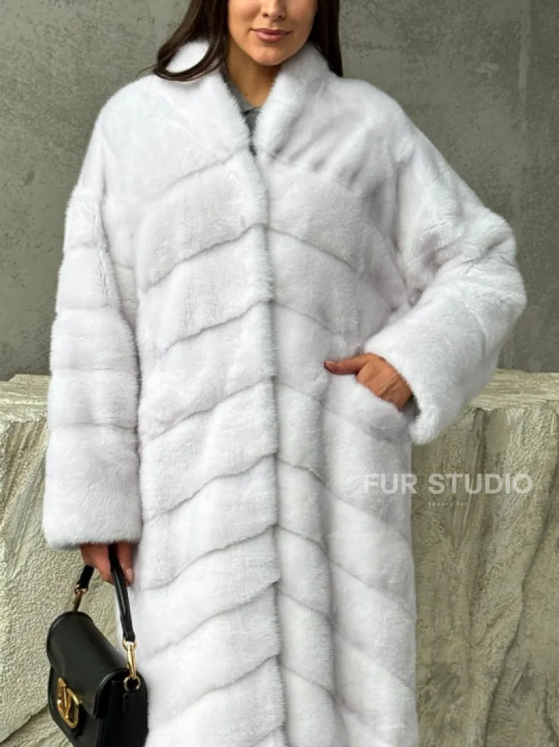 Белая норковая шуба с V-образным воротником