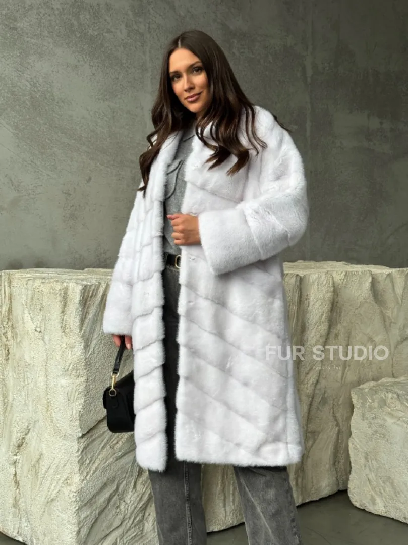 Белая норковая шуба с V-образным воротником - фото 9