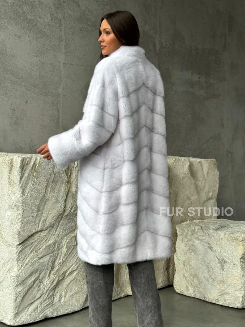 Белая норковая шуба с V-образным воротником