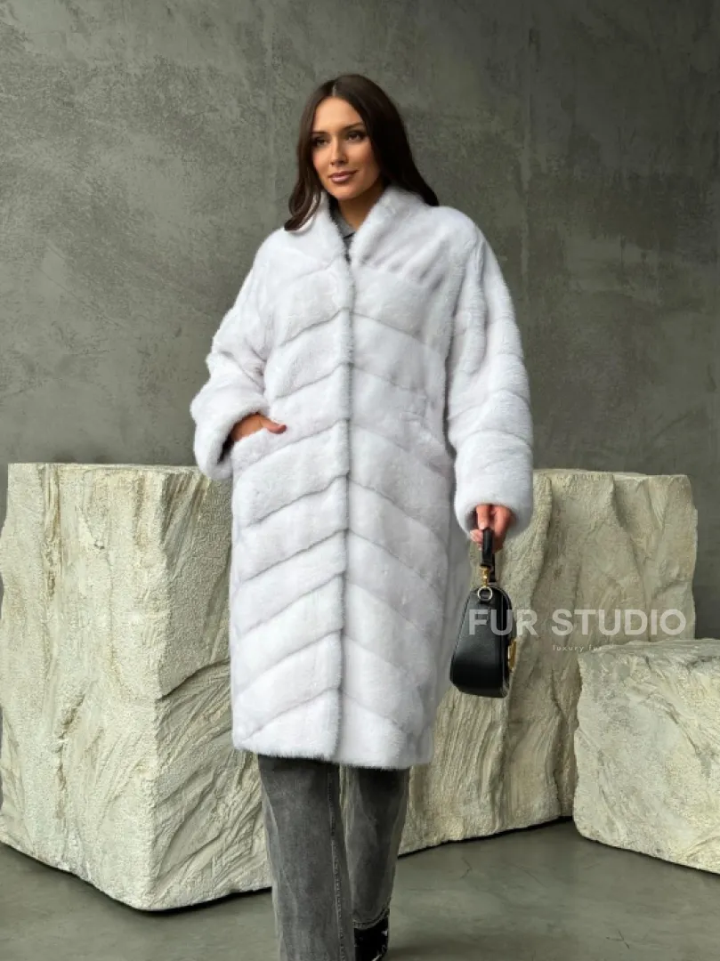 Белая норковая шуба с V-образным воротником - фото 12