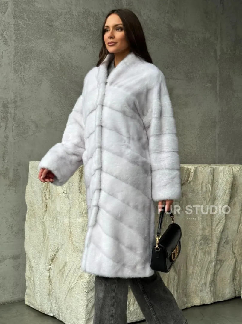 Белая норковая шуба с V-образным воротником - фото 4