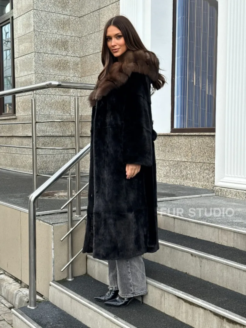 Черная норковая шуба с капюшоном куница