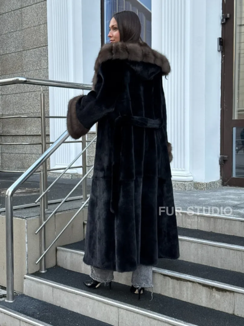 Черная шуба из меха SAGA FURS с отделкой из куницы - фото 2