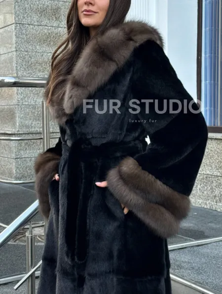 Черная шуба из меха SAGA FURS с отделкой из куницы - фото 1