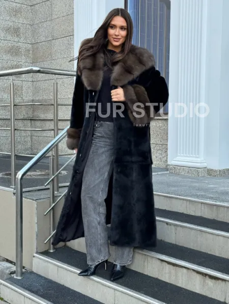 Черная шуба из меха SAGA FURS с отделкой из куницы - фото 4