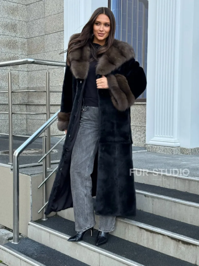 Черная шуба из меха SAGA FURS с отделкой из куницы