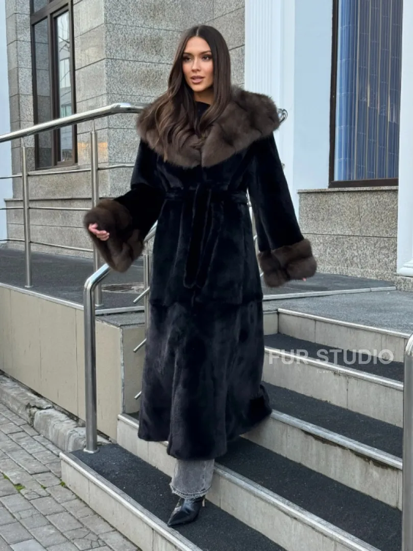 Черная шуба из меха SAGA FURS с отделкой из куницы