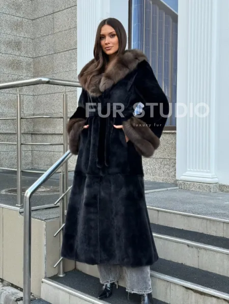 Черная шуба из меха SAGA FURS с отделкой из куницы - фото 9
