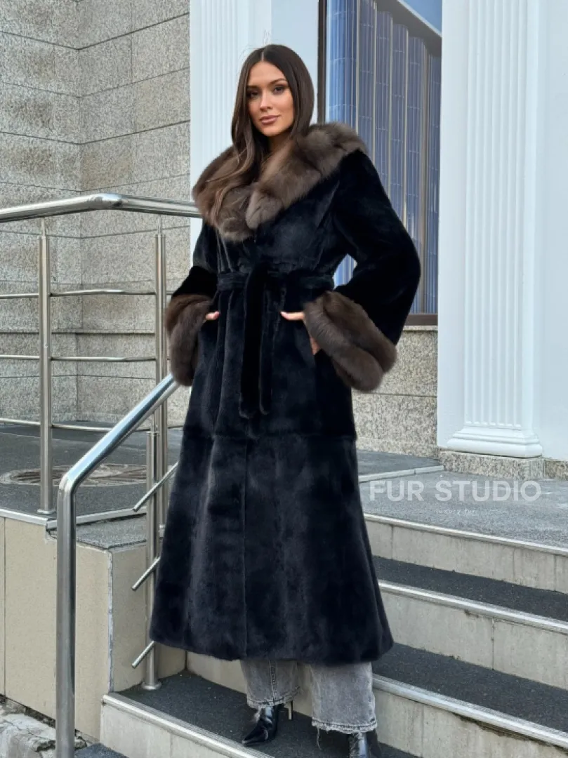 Черная шуба из меха SAGA FURS с отделкой из куницы - фото 9