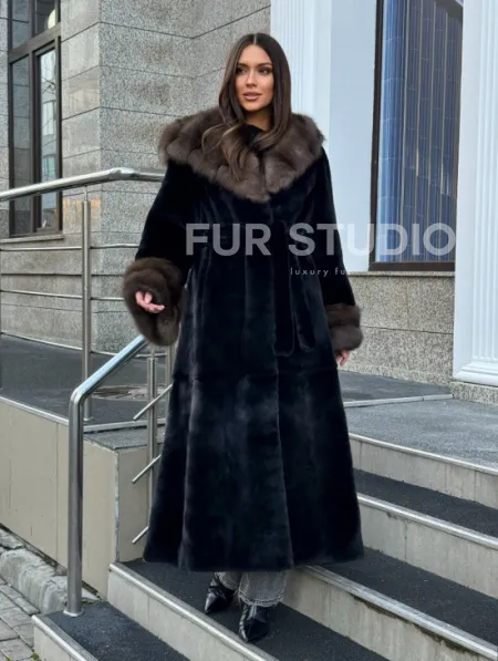 Черная шуба из меха SAGA FURS с отделкой из куницы - фото 8