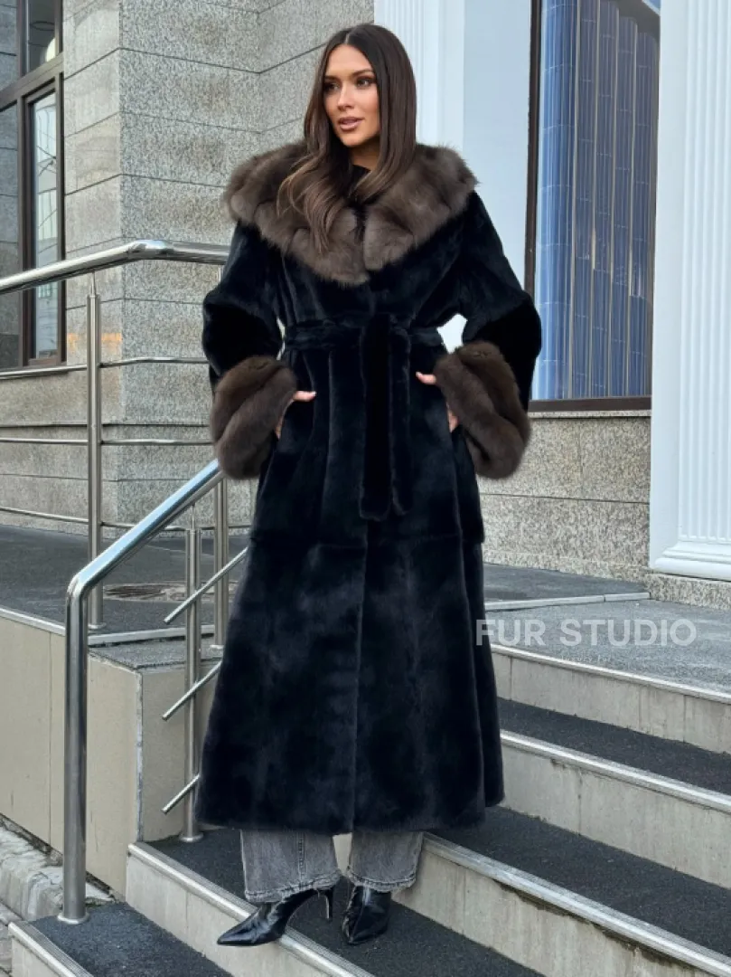 Черная шуба из меха SAGA FURS с отделкой из куницы