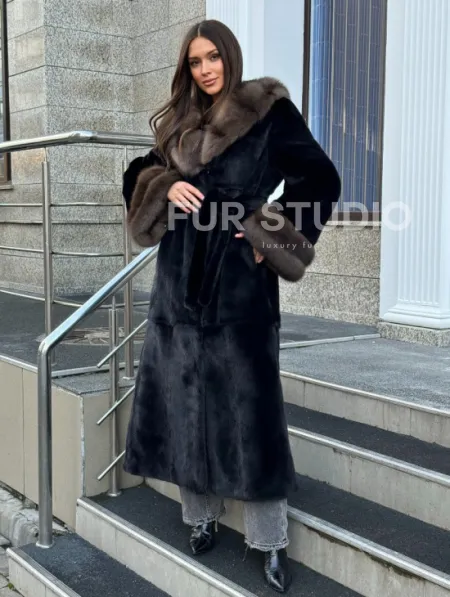 Черная шуба из меха SAGA FURS с отделкой из куницы - фото 5