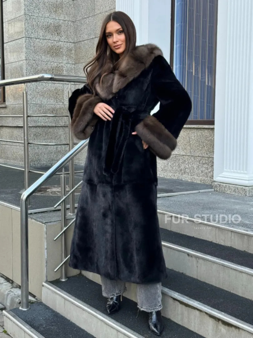 Черная шуба из меха SAGA FURS с отделкой из куницы - фото 5