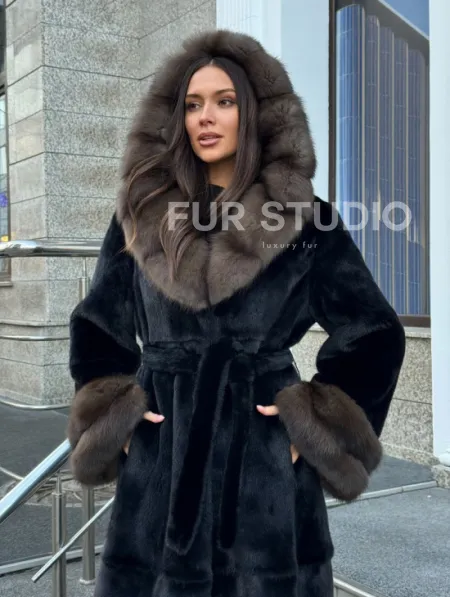 Черная шуба из меха SAGA FURS с отделкой из куницы - фото 11