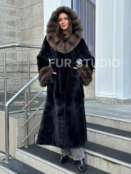 Черная шуба из меха SAGA FURS с отделкой из куницы - фото 6