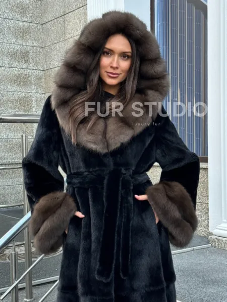 Черная шуба из меха SAGA FURS с отделкой из куницы - фото 7