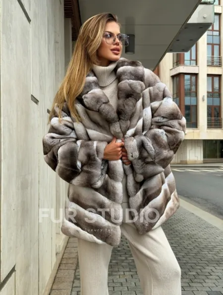 Шуба из меха шиншиллового кролика PREMIUM COLLECTION - фото 7