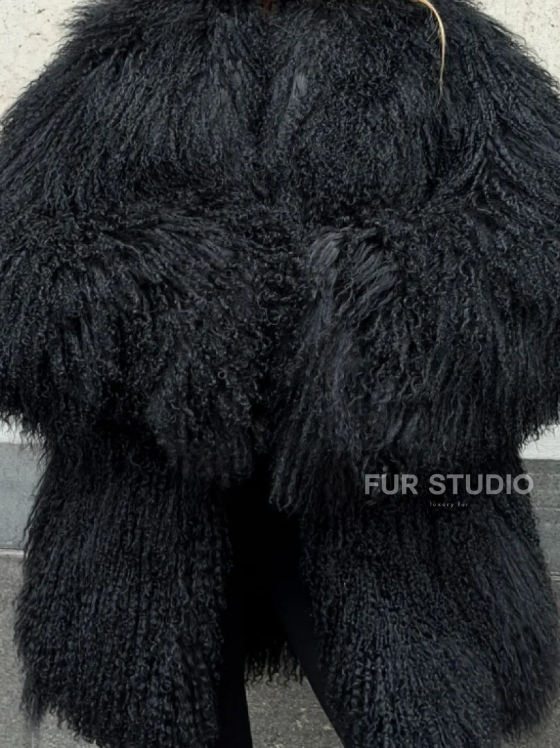 Черная шуба из ламы V-образный вырез - фото 1