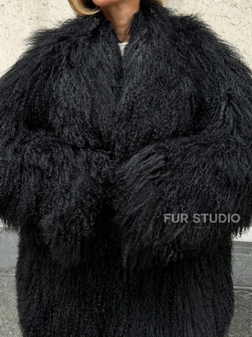 Черная шуба из ламы V-образный вырез