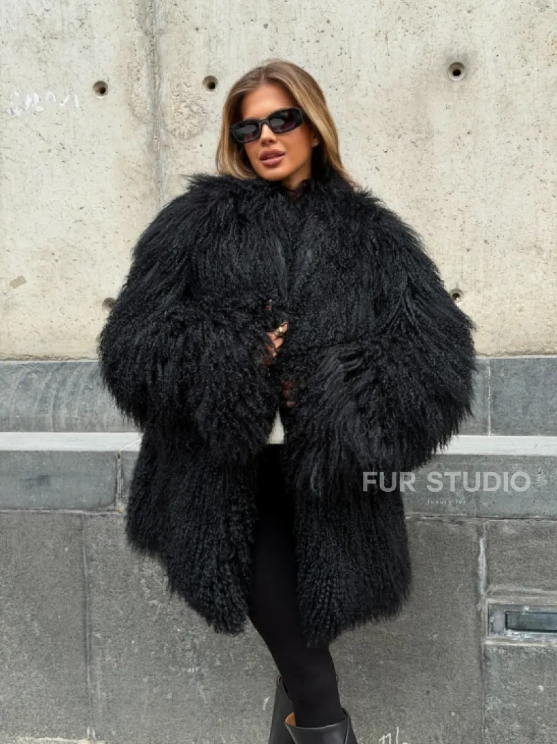 Черная шуба из ламы V-образный вырез - фото 13