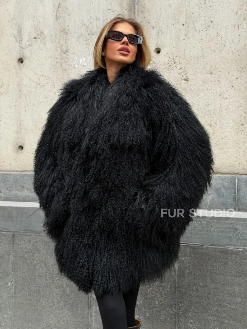 Черная шуба из ламы V-образный вырез