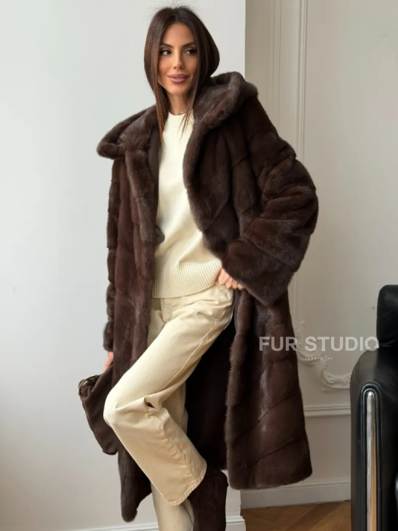 Коричневая норковая шуба с капюшоном