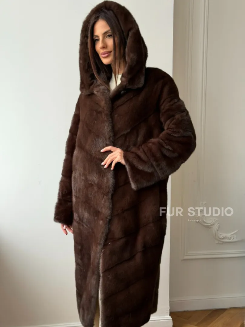 Коричневая норковая шуба с капюшоном
