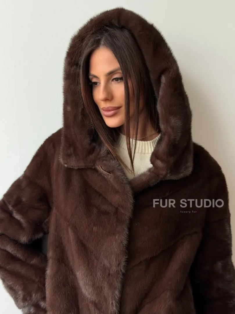 Коричневая норковая шуба с капюшоном