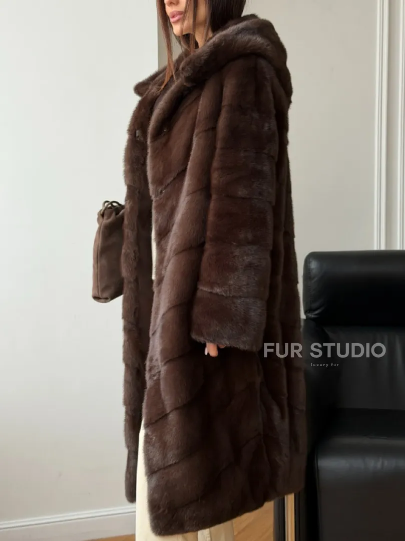 Коричневая норковая шуба с капюшоном